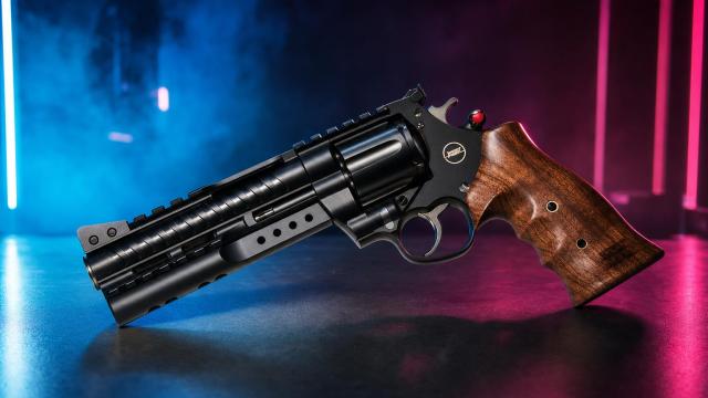 Šesťpalcový revolver Korth NXR .44 Magnum s odvetraným plášťom a orechovými črienkami.