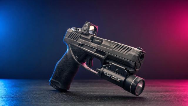 Taurus TX9 Full Size bez zásobníka na tmavom neutrálnom pozadí.