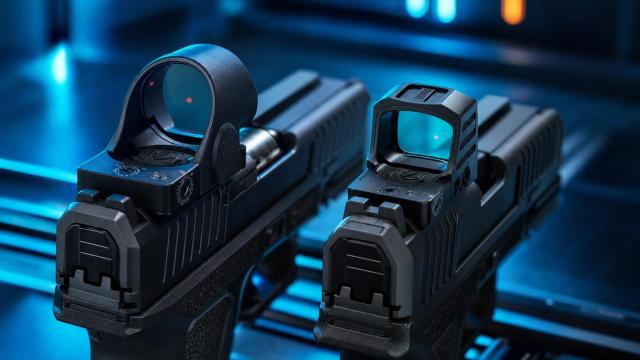 Trijicon SRO a Holosun 507Comp na športových pištoliach pri pohľade cez rozdielne tvarované okná.