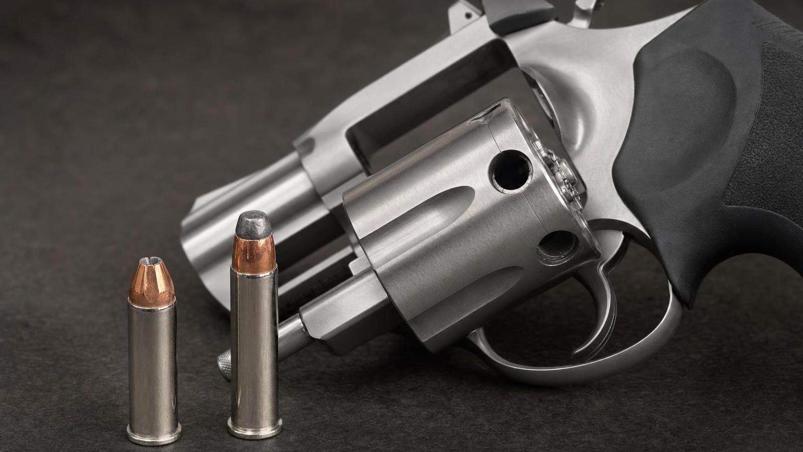 Náboje .32 H&R Magnum a .327 Federal Magnum pri otvorenom valci kompaktného revolvera.