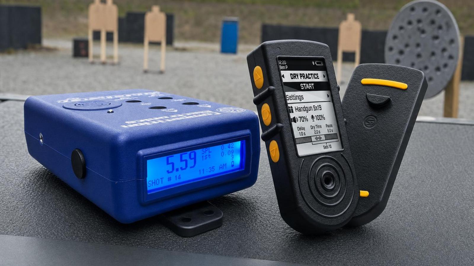 Competition Electronics ProTimerBT a Shooters Global SG Timer 2 položené vedľa seba na strelnici.