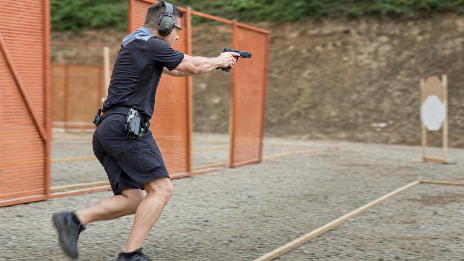 Strelec brzdí pri dynamickom vstupe do vyznačenej IPSC pozície.