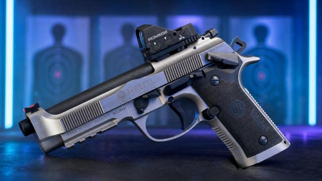 Oceľová pištoľ Beretta 92X Performance Carry Optic s kolimátorom na stole strelnice.