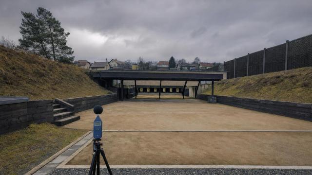Vonkajšia strelnica s protihlukovými valmi a hlukomerom pri obytnej zóne