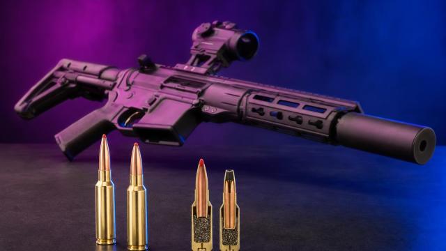 Kompaktná karabína AR-15 bez zásobníka a dvojica nábojov Hornady .338 ARC.