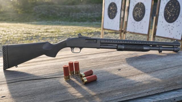 Pumpovacia brokovnica Mossberg 590A1 na stole vonkajšej strelnice.