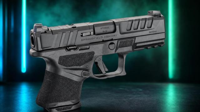 Kompaktná pištoľ Springfield Armory Echelon 4.0C bez zásobníka na tmavom stole.