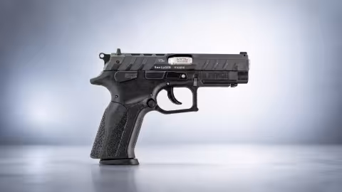 grand power k100 mk23 na sedom pozadi