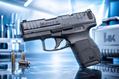 Pistol HK SFP9 CC na modrom pozadi s nabojmi