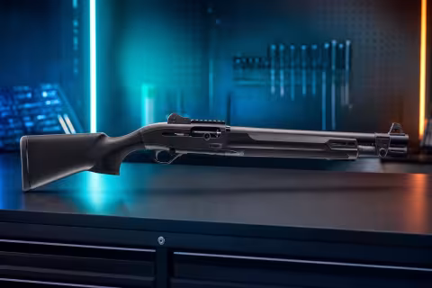 Čierna samonabíjacia brokovnica Beretta 1301 Tactical Mod. 2 s predpažbím M-Lok.