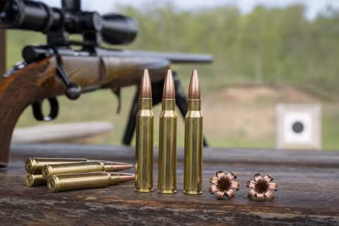Bezolovnaté náboje .308 Winchester a expandované medené strely na streleckom stole.