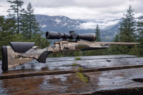Browning X-Bolt 2 Speed s pažbou Vari-Tech a bronzovou povrchovou úpravou na poľovníckej strelnici.