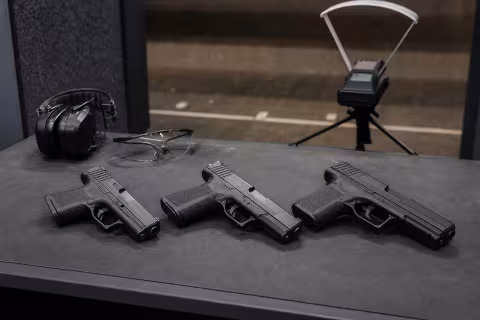 Tri 9 mm pištole s rozdielnou dĺžkou hlavne na streleckom stanovišti.