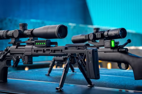 Elektronické vodováhy MDT Send iT MV3 a Shooters Global SG Pulse namontované na presných puškách.