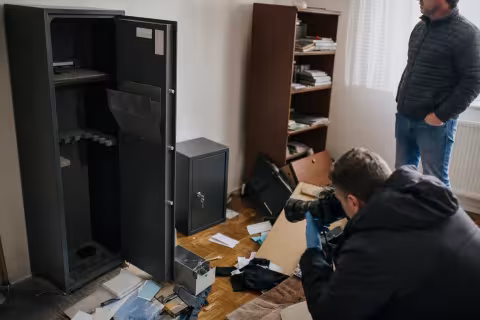 Policajné dokumentovanie prázdnej poškodenej skrine po krádeži legálnej zbrane