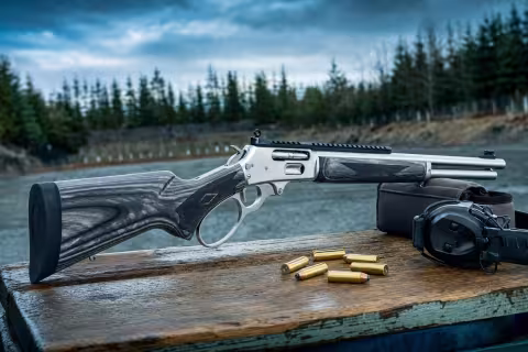 Nerezová páková guľovnica Marlin 1895 SBL s nábojmi .45-70 Government na streleckom stole.