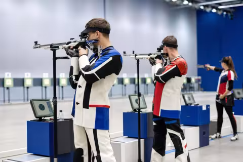 Slovenský a český reprezentant počas súťaže vo vzduchovej puške na 10 metrov.