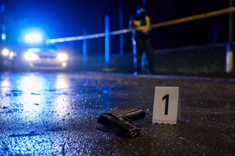 Políciou zaistená krátka zbraň na mieste obranného incidentu