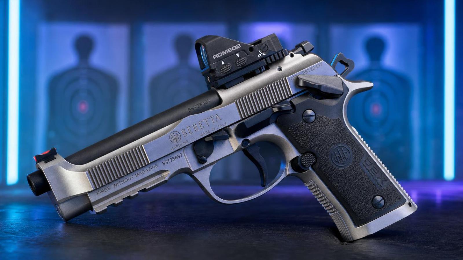 Oceľová pištoľ Beretta 92X Performance Carry Optic s kolimátorom na stole strelnice.