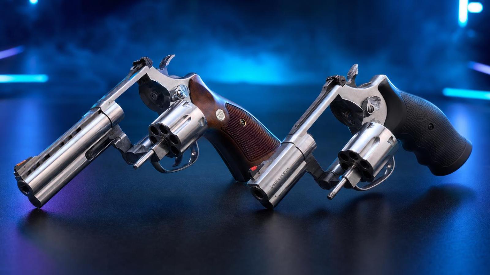 Nerezové revolvery Colt Python 4,25″ a Smith & Wesson 686 Plus s otvorenými valcami.