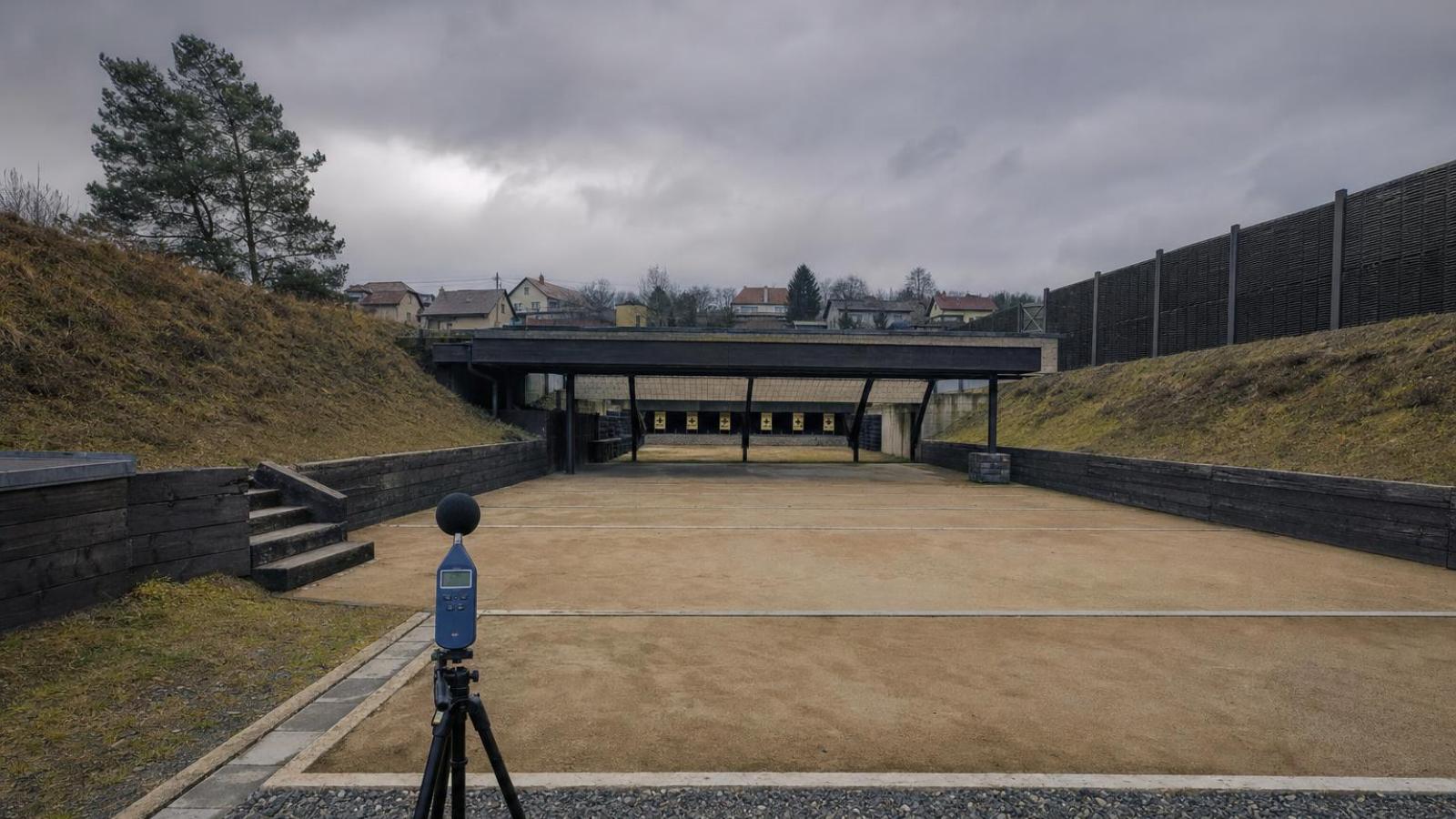 Vonkajšia strelnica s protihlukovými valmi a hlukomerom pri obytnej zóne