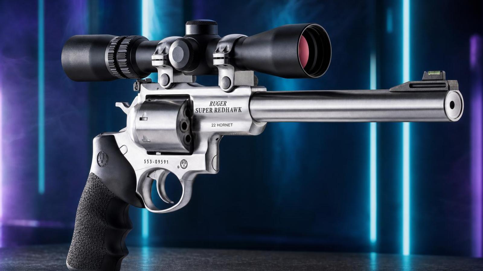 Nerezový revolver Ruger Super Redhawk .22 Hornet s dlhou hlavňou a čiernou rukoväťou.