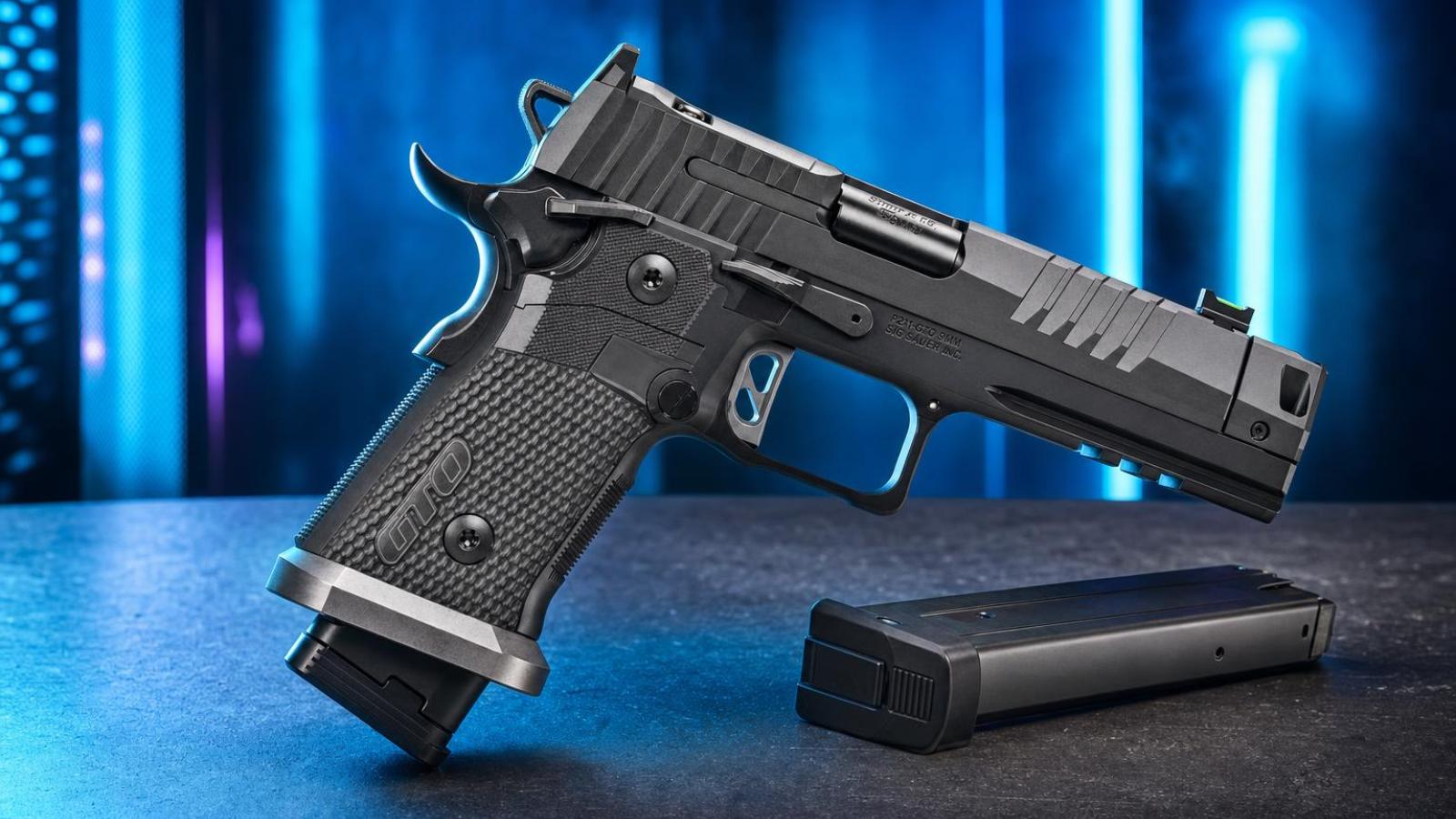 Celokovová pištoľ SIG Sauer P211-GTO s továrenským kompenzátorom a zásobníkom.