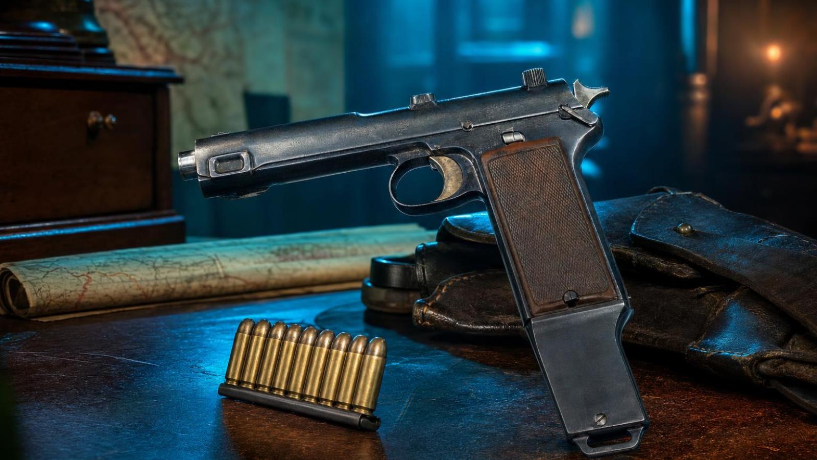 Historicky presná pištoľ Steyr M1912 s nabíjacím pásikom na dobovom dôstojníckom stole.